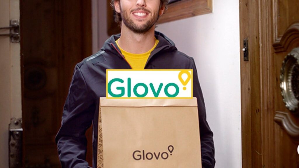Entregador com pacote Glovo