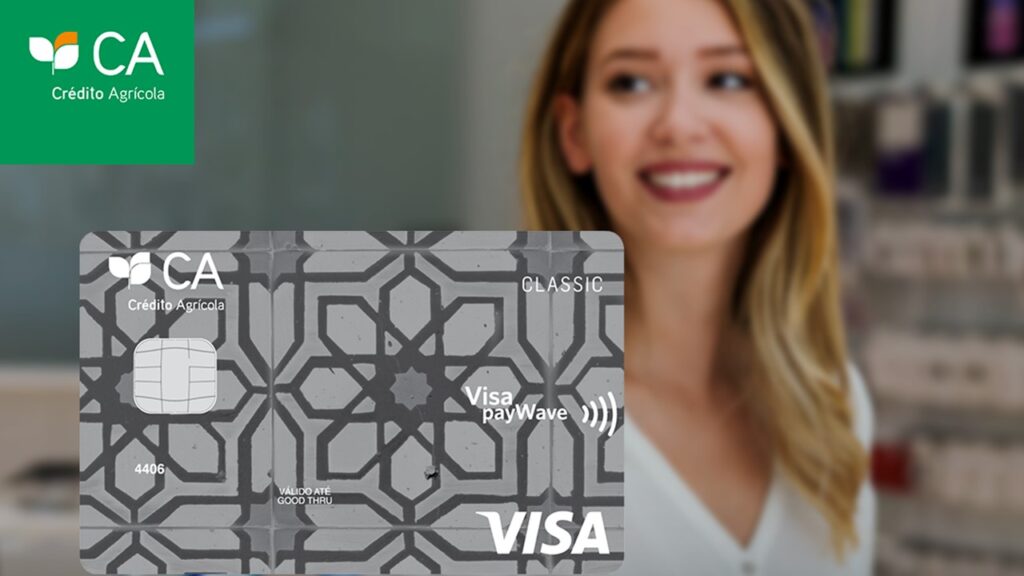 Mulher sorrindo e cartão CA seguros na tela