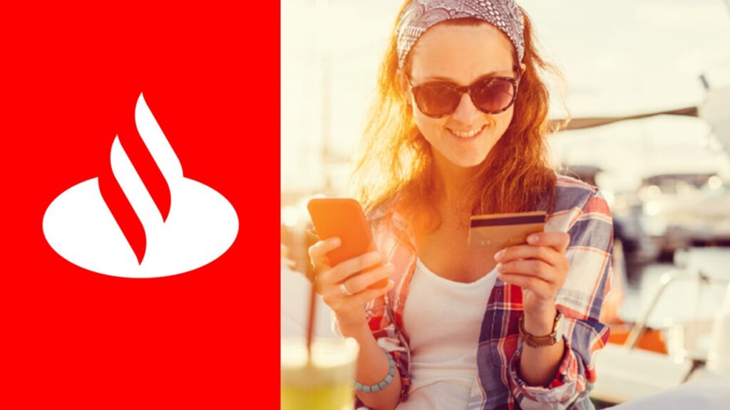 Menina sorrindo segurando celular e cartão