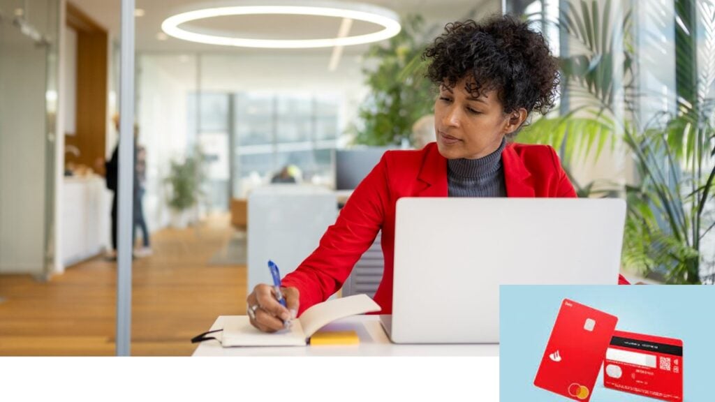 Mulher usando notebook e anotando em caderno