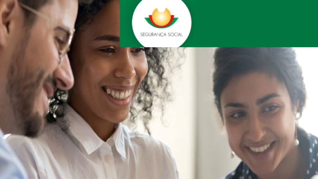Três pessoas sorrindo olhando tela de computador