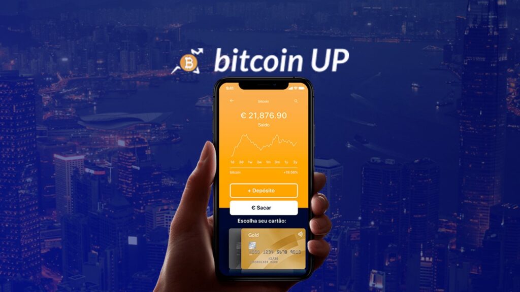 Mao segurando telefone com bitcoin up aberto