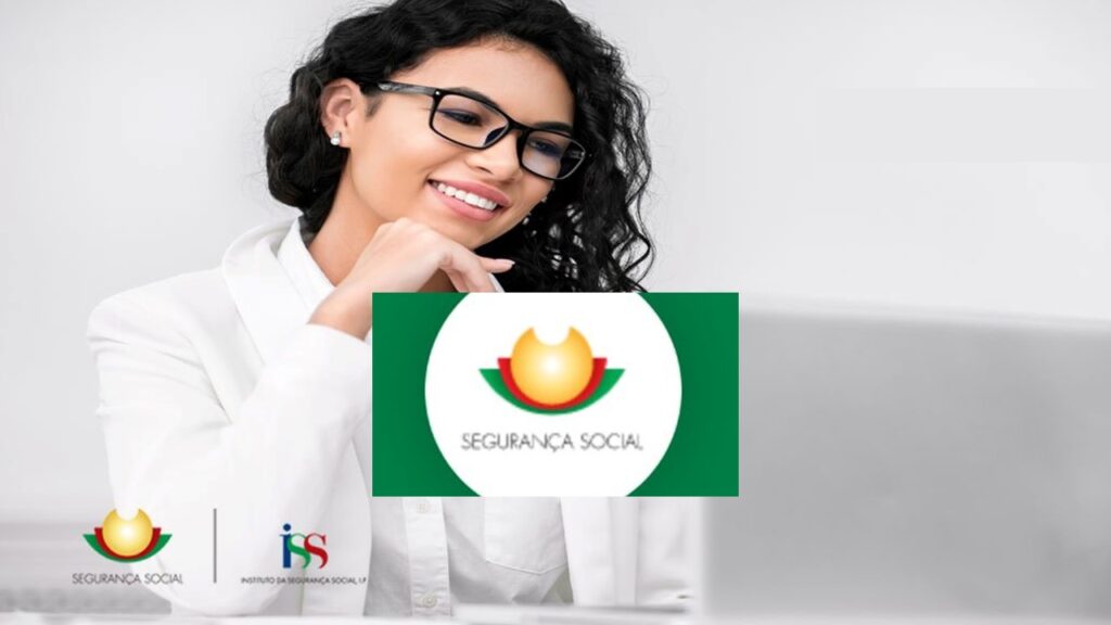 Mulher com a mão no queixo sorrindo e olhando computador