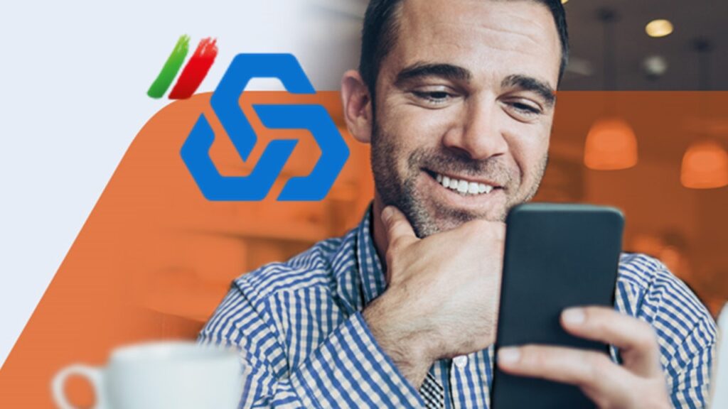 Homem sorrindo e olhando no celular com logo Caixa ao fundo