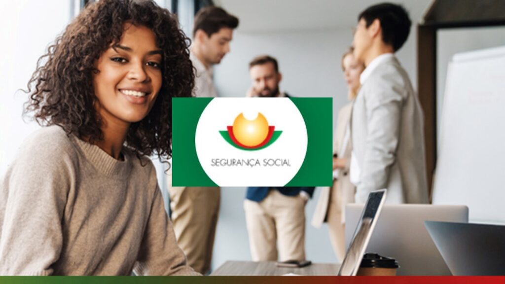 Menina sorrindo e homens conversando ao fundo