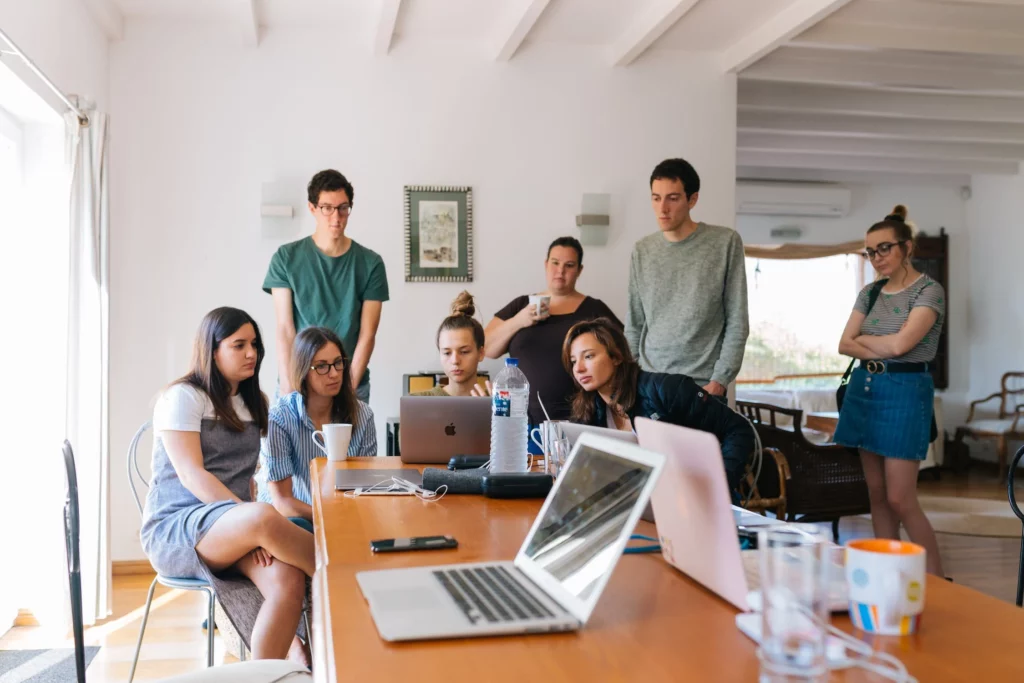 Grupo de jovens na frente do computador
