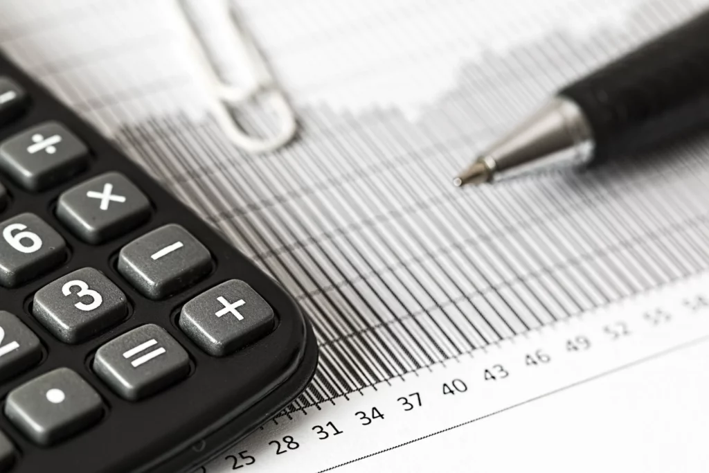 Caneta, papel e calculadora