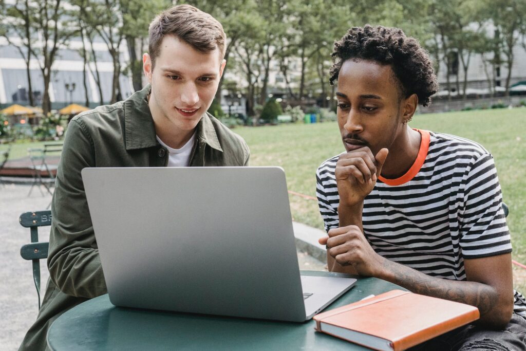 Homens olhando notebook