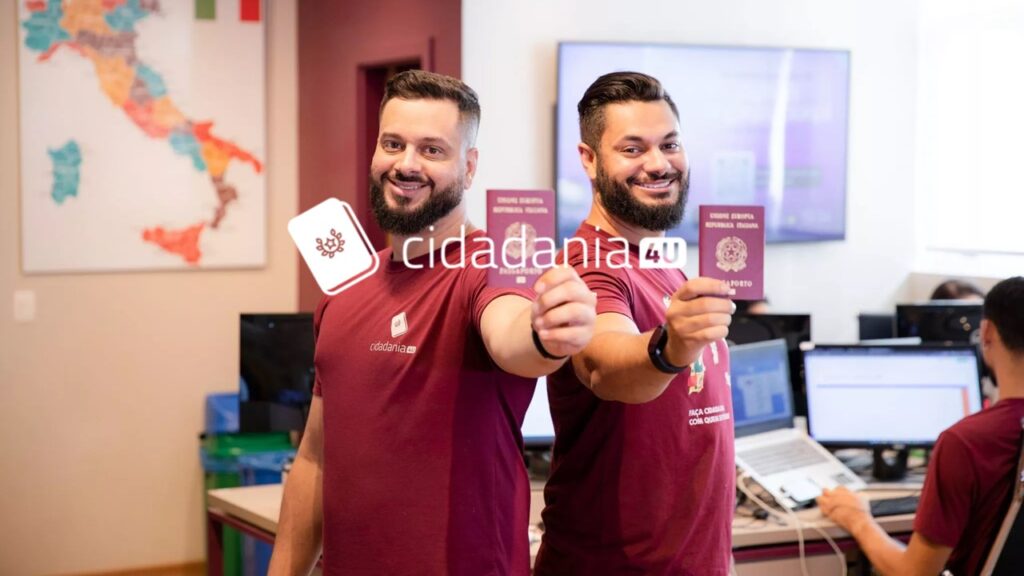 Fundadores do app segurando passaporte estrangeiro