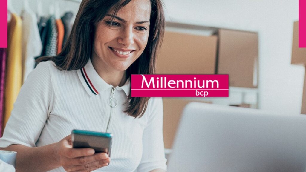 Mulher sorrindo olhando celular e notebook