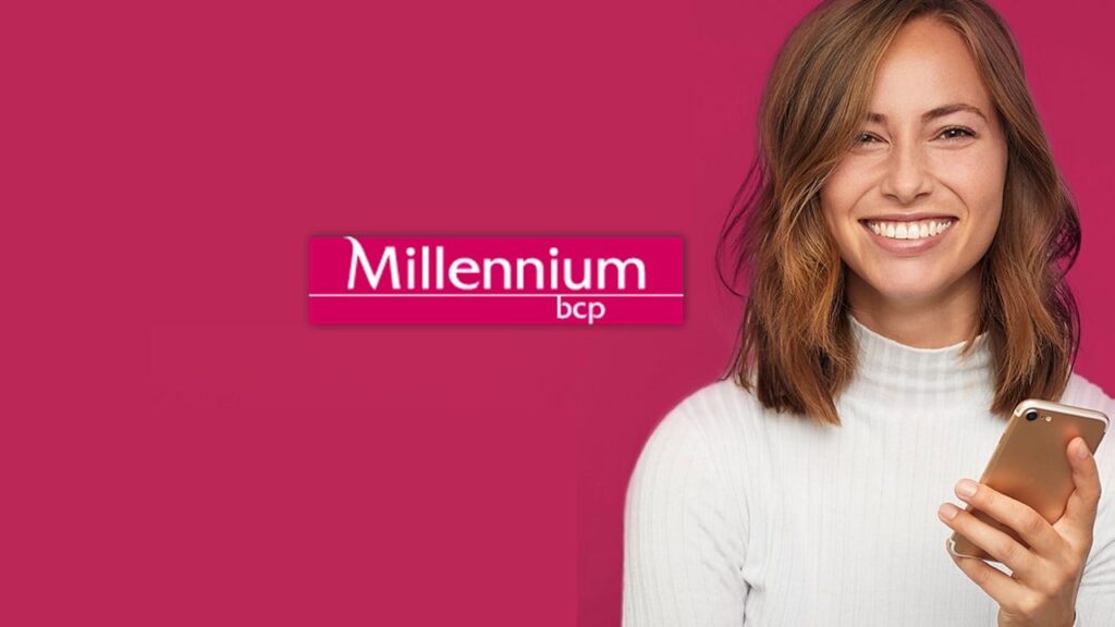 Mulher sorrindo com logo da empresa ao lado