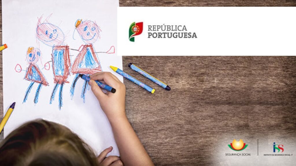Criança desenhando em papel