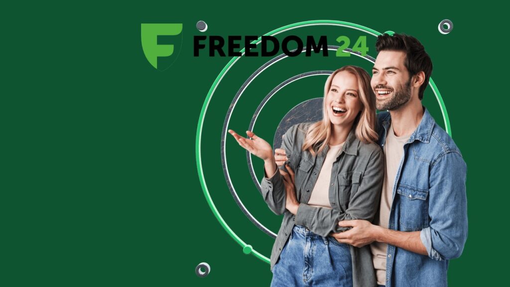 Casal sorrindo e olhando para o horizonte
