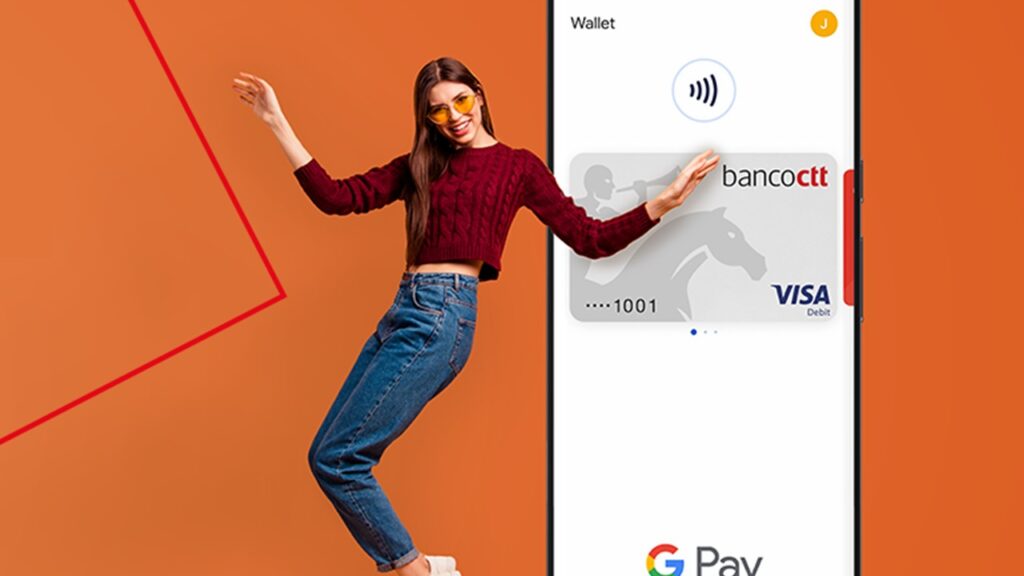 Mulher dançando com celular e cartão CTT na tela