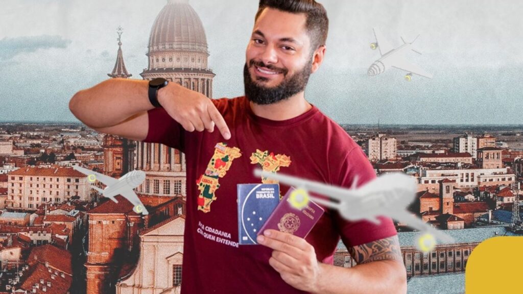 Pessoa apontando passaporte e sorrindo