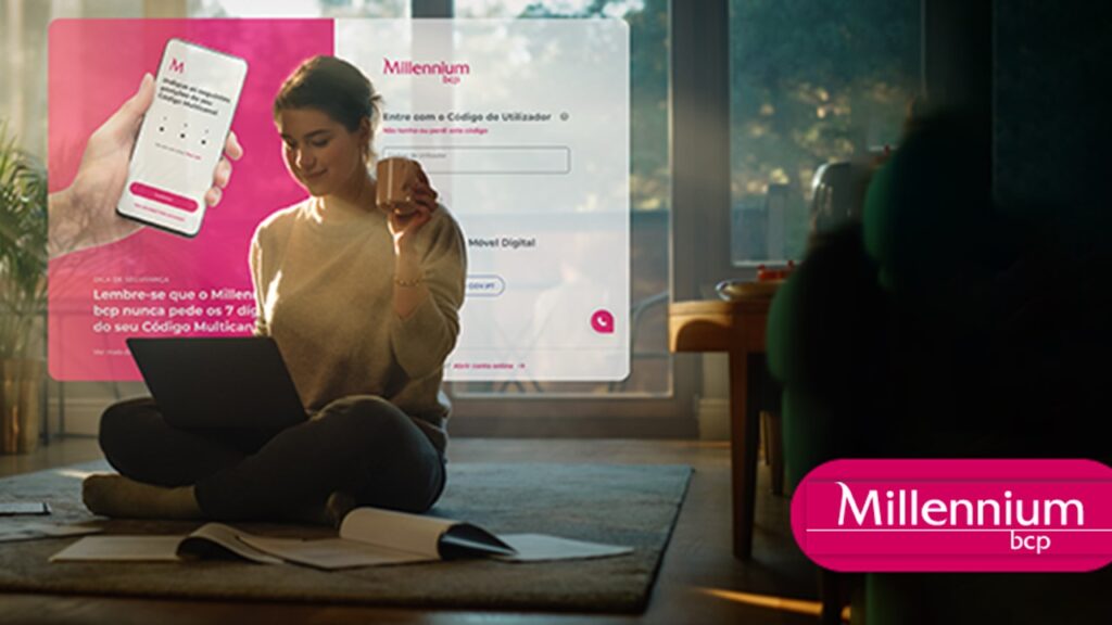 Mulher sentada no chão de casa tomando café e imagem conceito de celular com app do banco ao fundo
