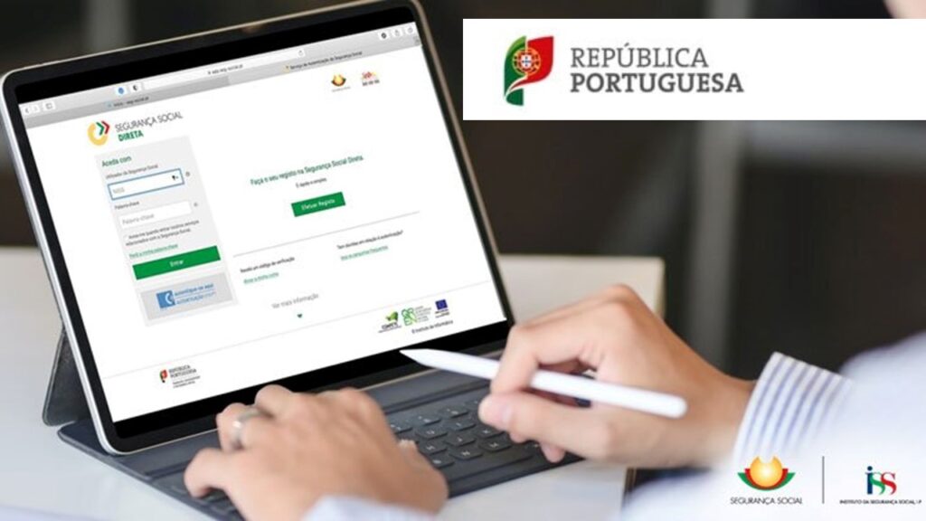 Mão usando notebook e acessando página da ISS