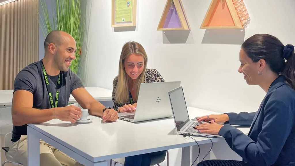 Setor administrativo Leroy Merlin trabalhando com notebooks