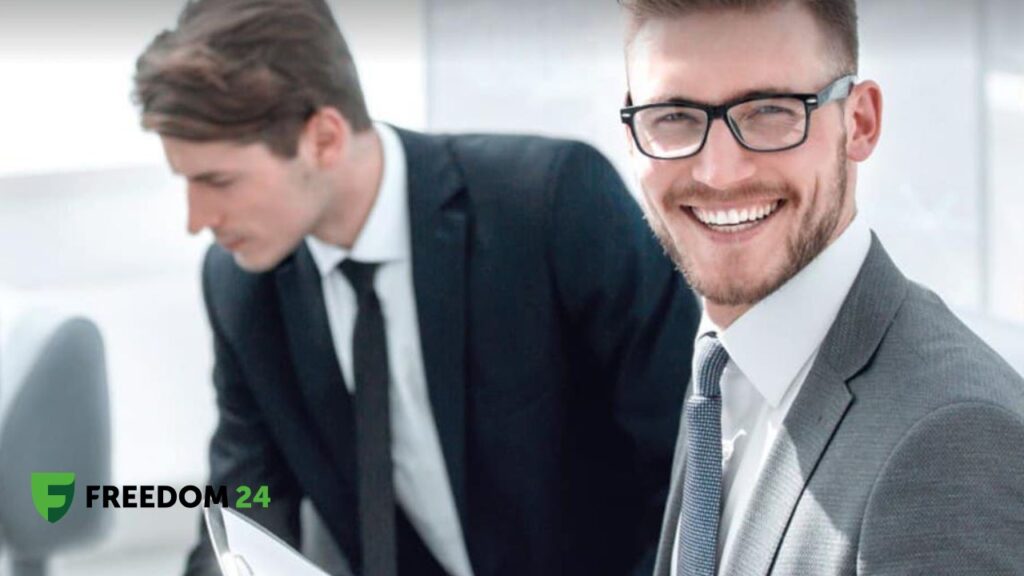 Homens de negócios sorrindo