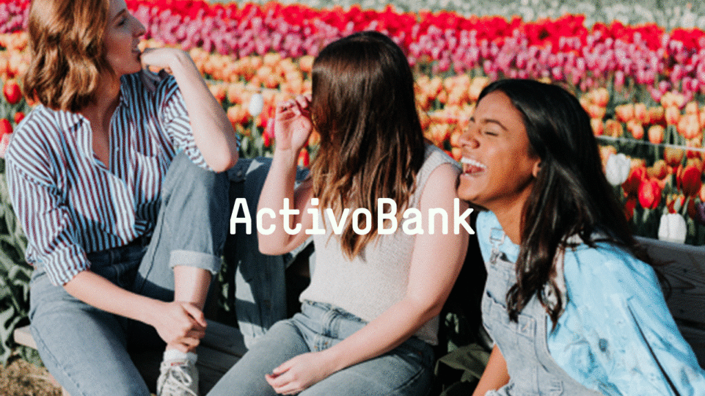 Meninas conversando e rindo com logo AB