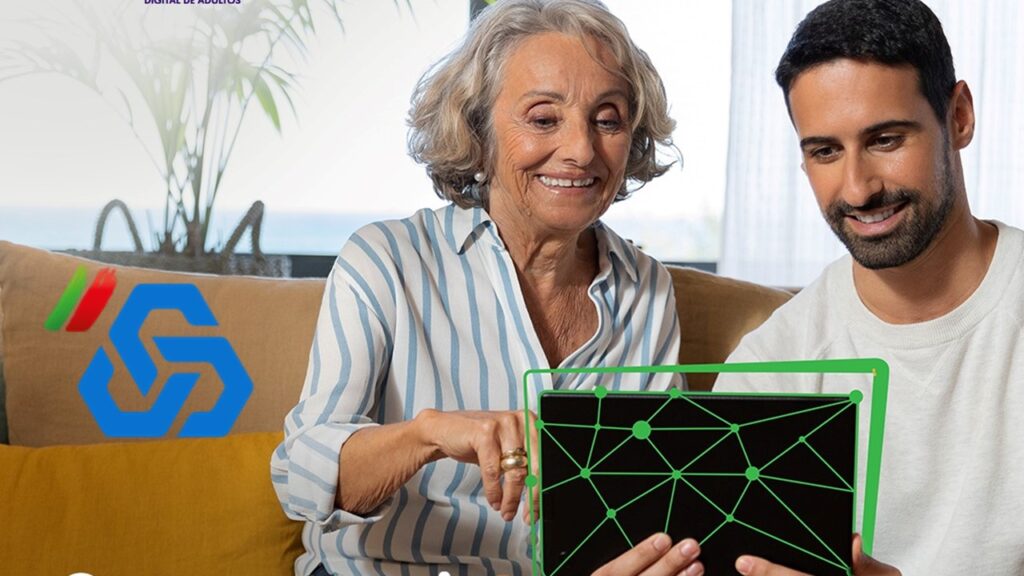 Mulher idosa apontando tablet para homem jovem