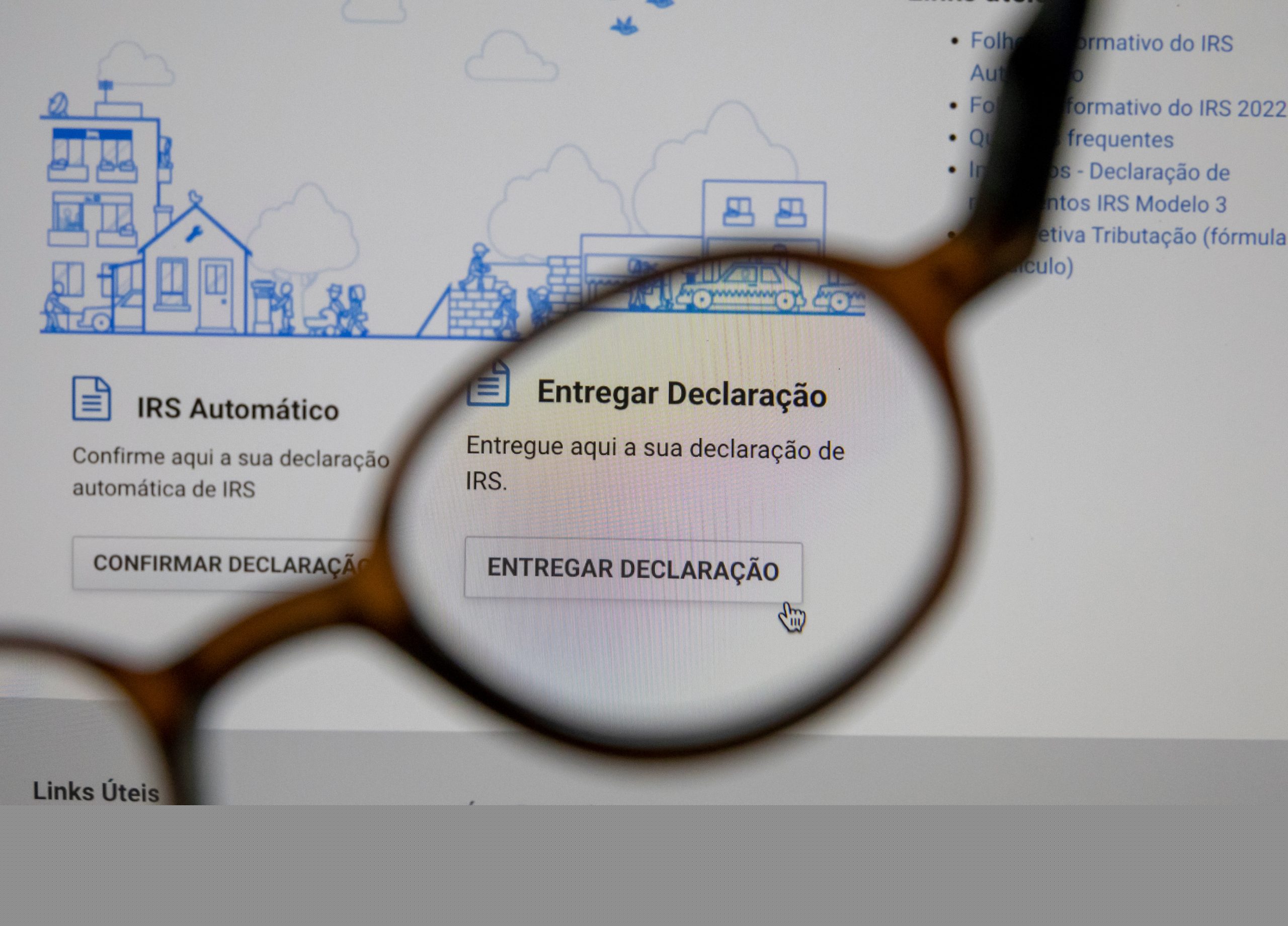 Tela de computador com lente de óculos na frente com página da Autoridade Aduaneira aberta
