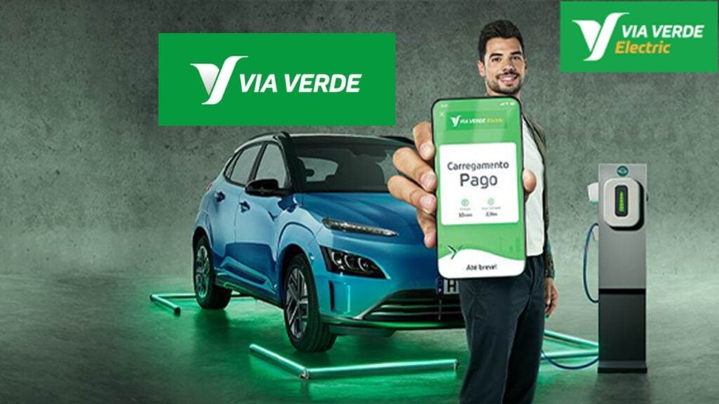 Homem segurando app Via Verde Electric