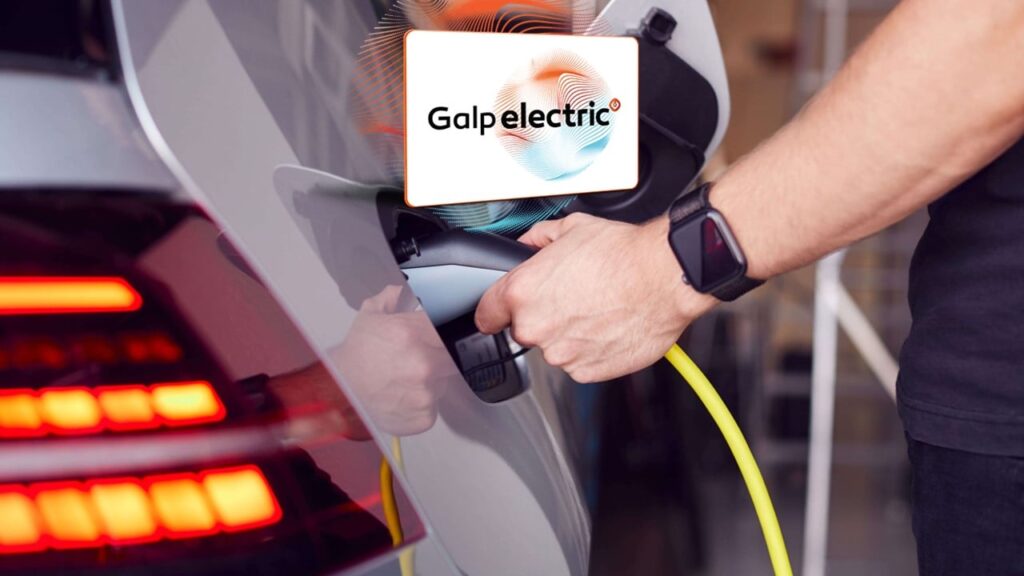 Mão carregando carro elétrico com imagem de Cartão Galp acima