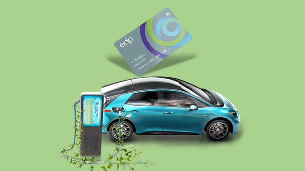 Carro sendo carregado em bomba elétrica e cartão EDP