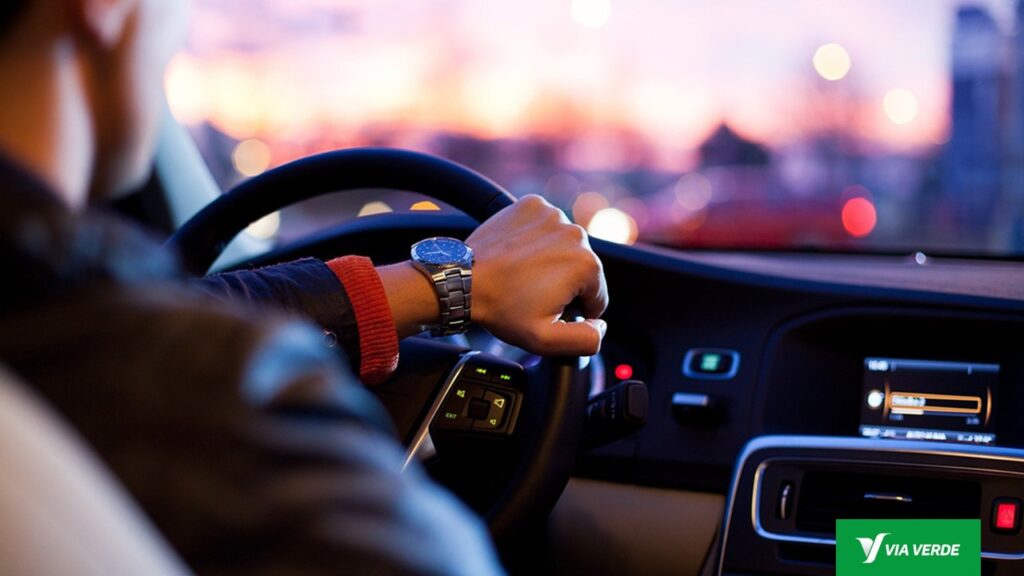 Mão de homem em volante de carro