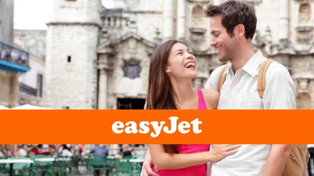 Casal sorrindo em cidade turística