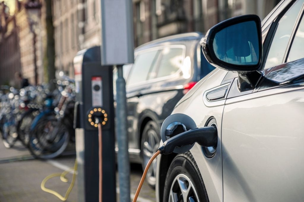 Carro elétrico estacionado e ligado para carregar