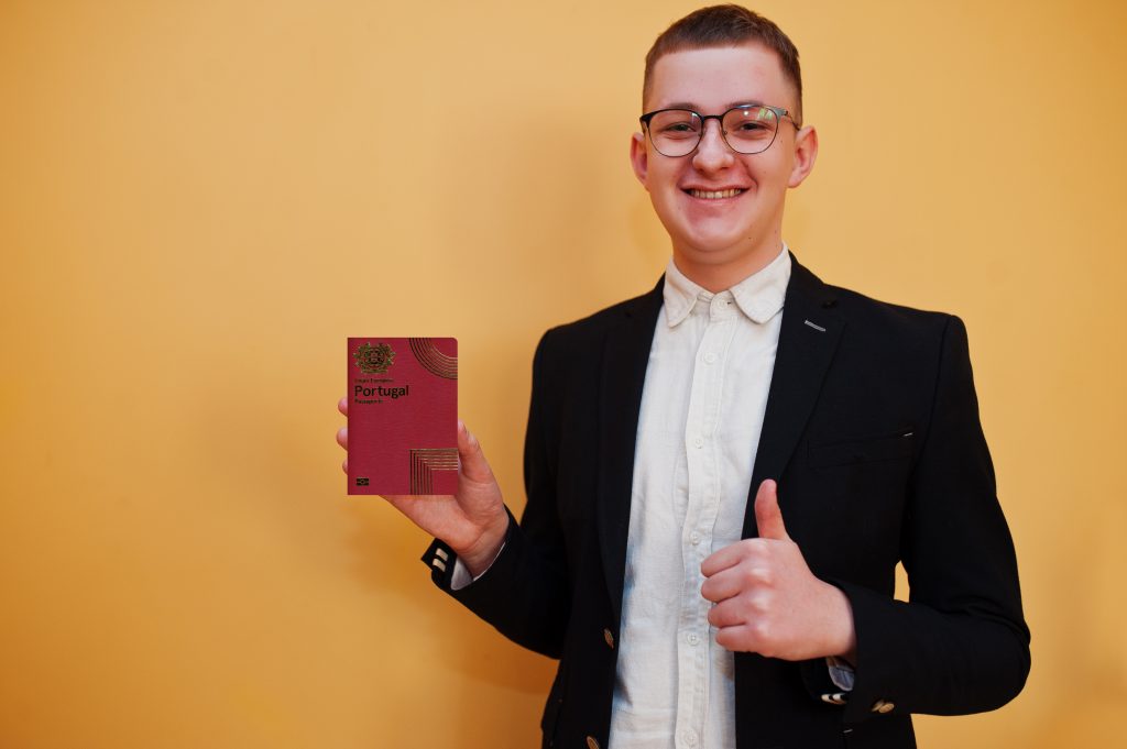 Menino feliz segurando passaporte portguês