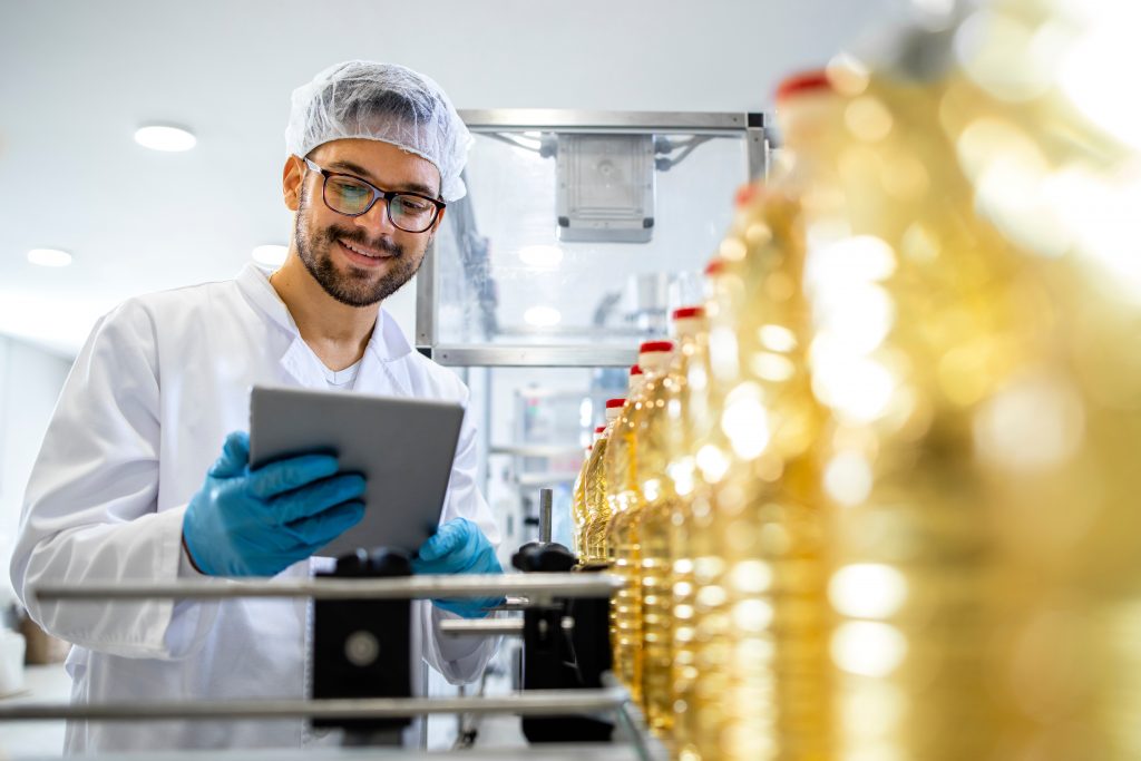 Homem sorrindo verificando produção de alimentos