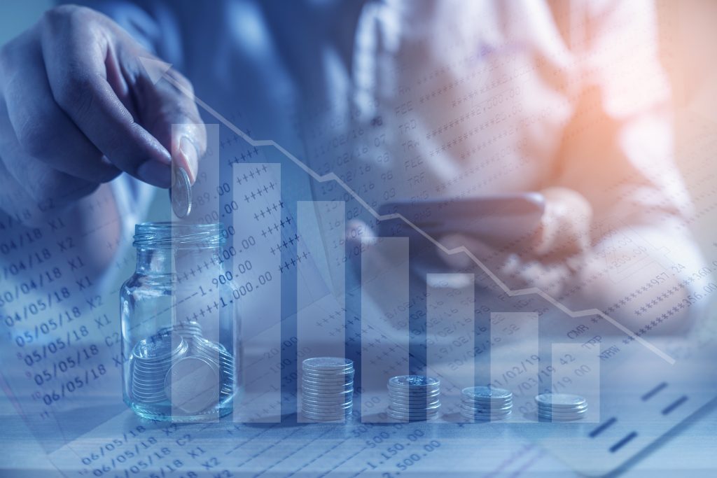 Pessoa investindo com gráficos subindo na tela