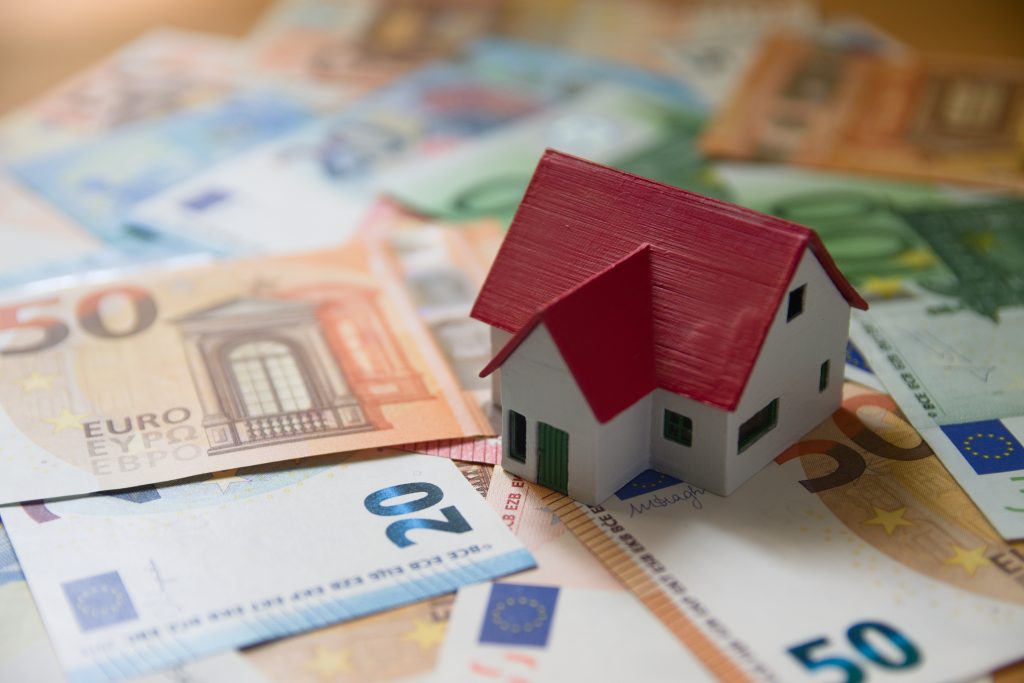 Casa de brinquedo em cima de notas de euro