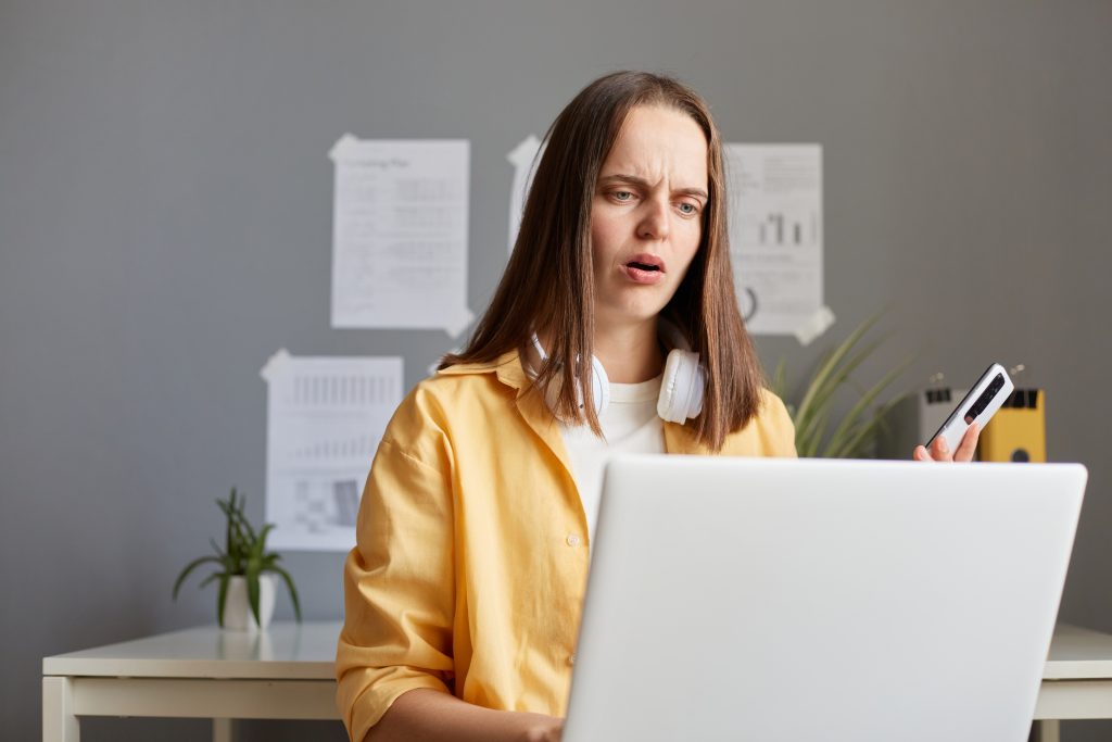 Mulher confusa olhando para notebook