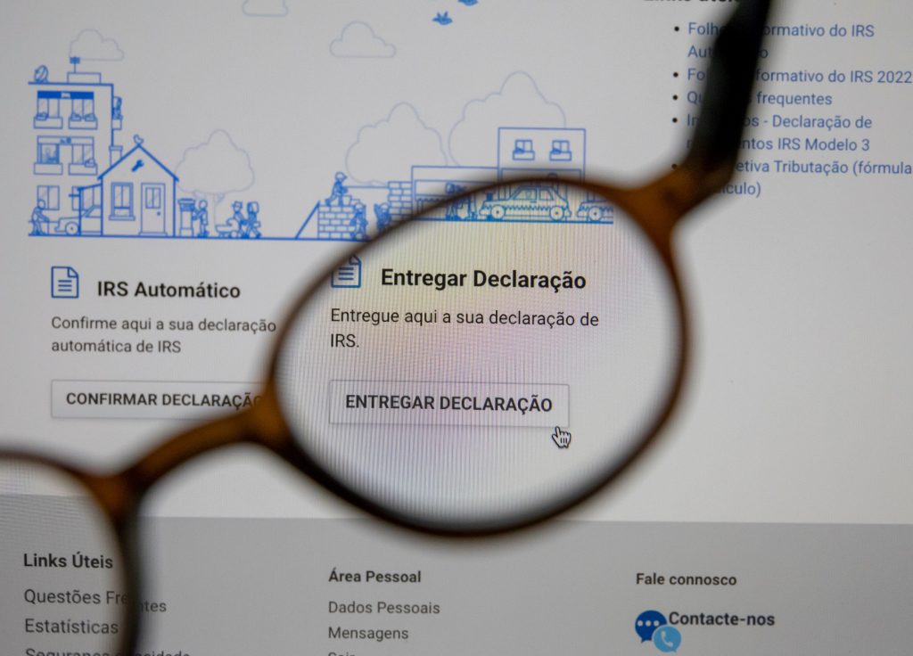 Tela de computador com lente de óculos na frente com página da Autoridade Aduaneira aberta