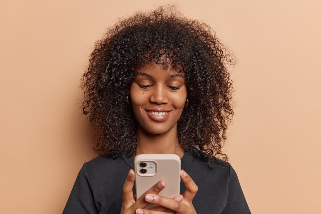 Mulher usando o celular