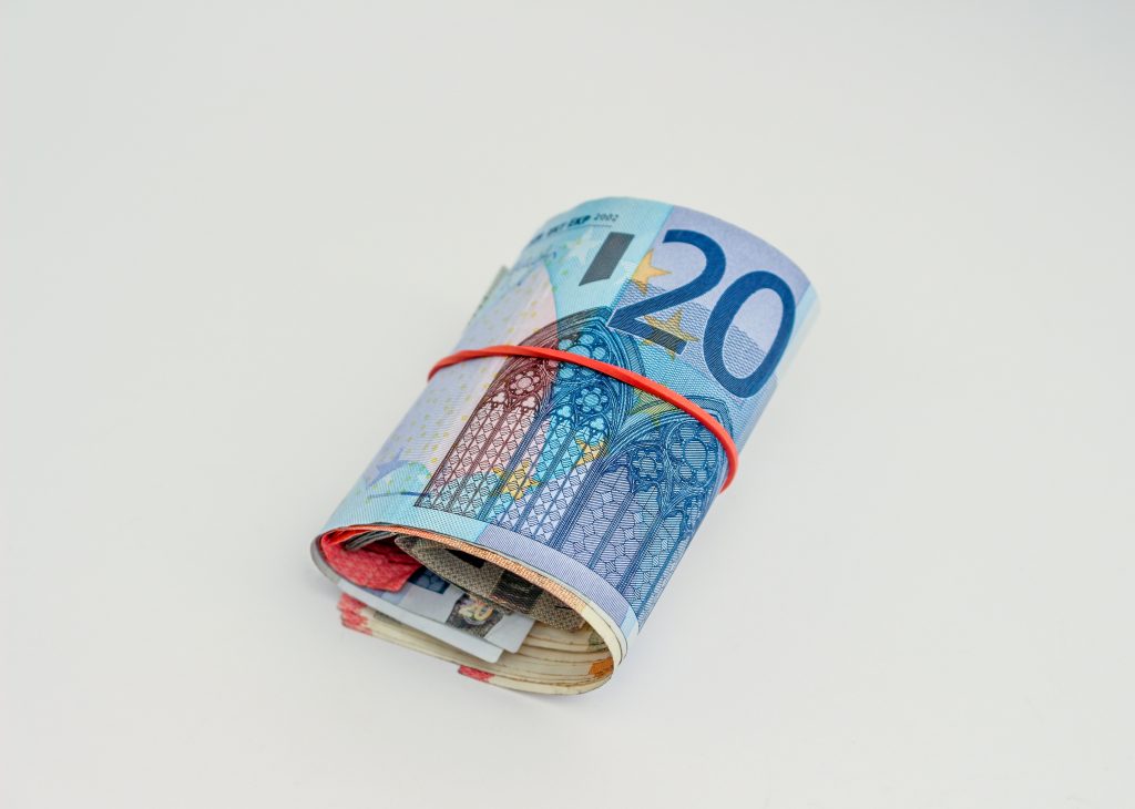 euros enrolados em elástico
