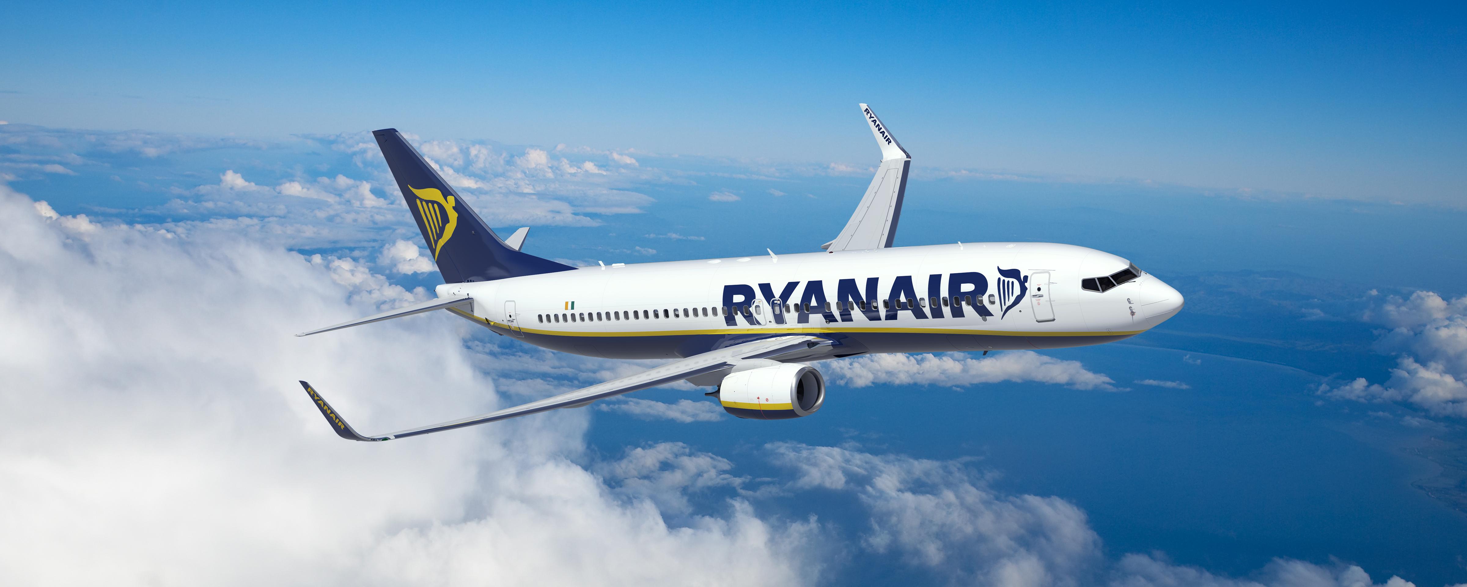 imagem com uma avião no ar após o passageiro aproveitar as melhores promoções de passagens aéreas